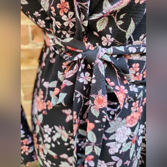 Stunning Floral Wrap Dress - Picture 4 of 7